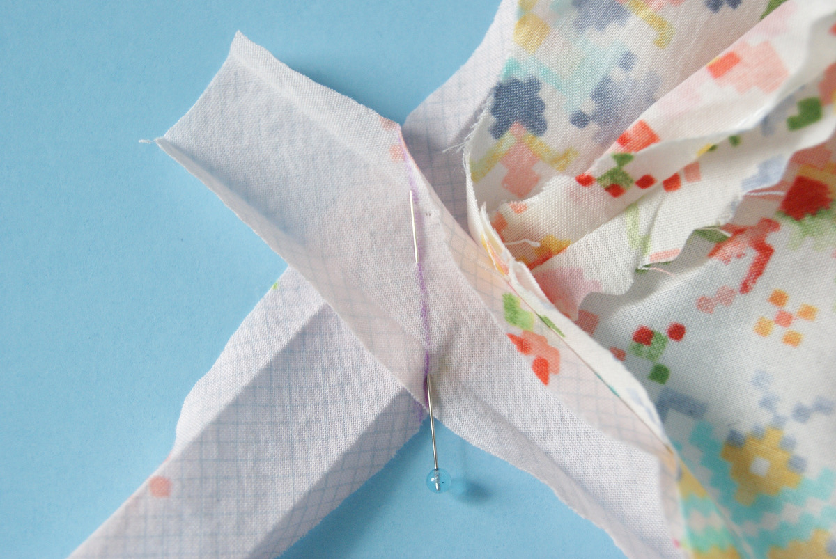 Как соединить косую бейку. Как состыковать косую бейку. Выкраивание косой бейки. Кроим косую бейку. Соединить косую бейку.